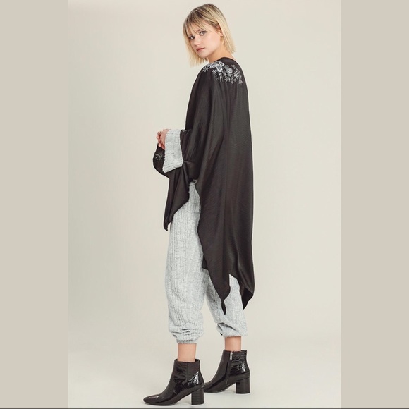 Hello Nite Kimono - Picture 2 of 2